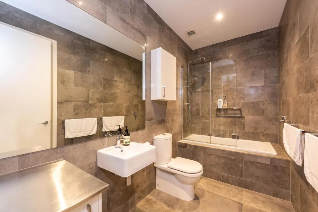 Stylish 3-bed Unit in the Heart of Melbourne CBD!