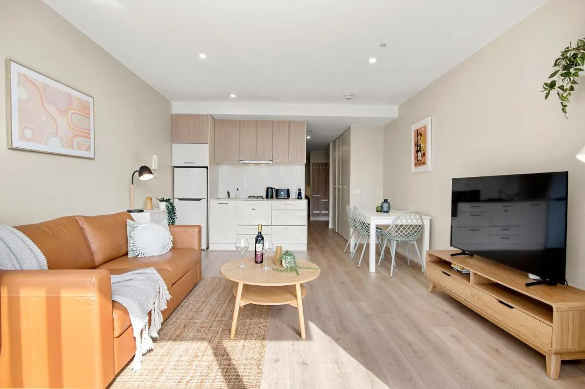 Stylish CBD Apartment Urban Escape & Epic Views! — 5