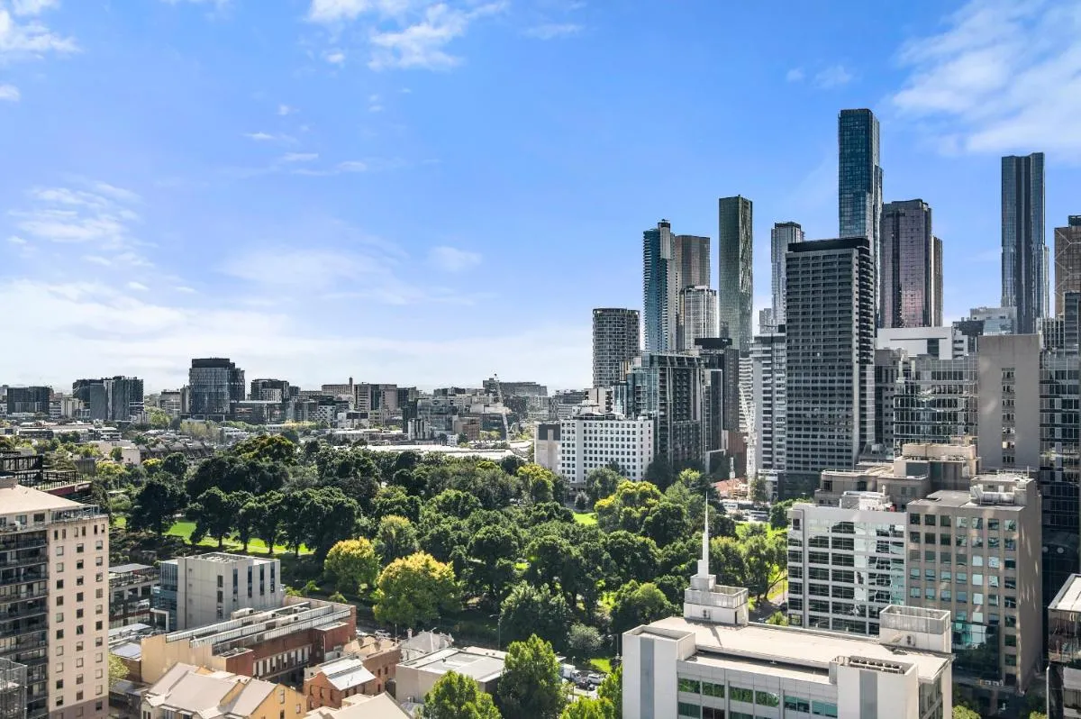 Stylish CBD Apartment Urban Escape & Epic Views! — 2