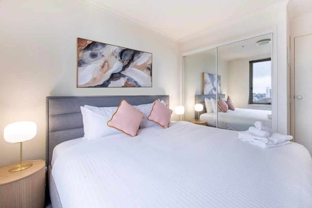 Stylish Cosy Gem w Pool, Tennis Court, & Parking — 2
