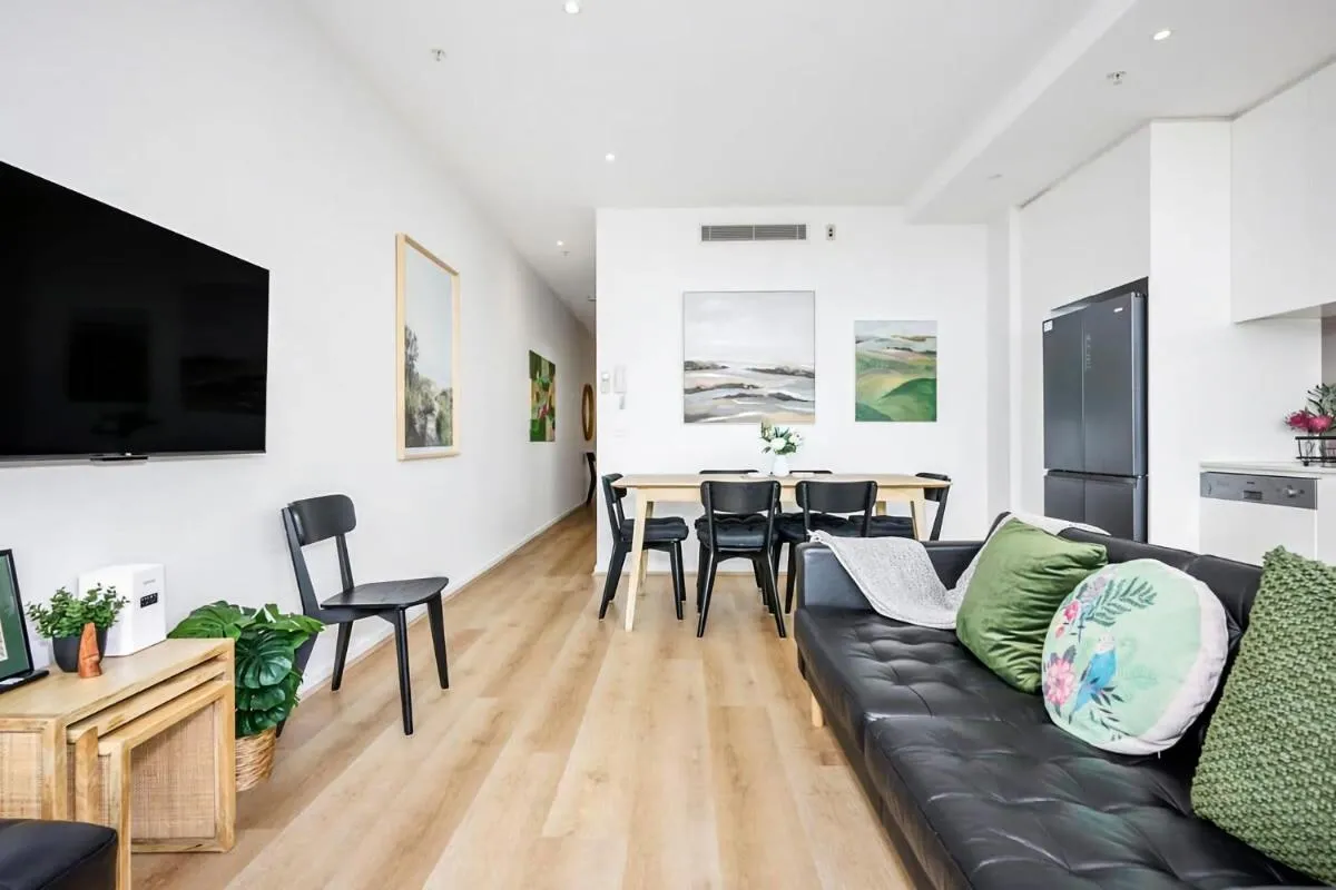 Stylish Urban Retreat Prime Location — 5