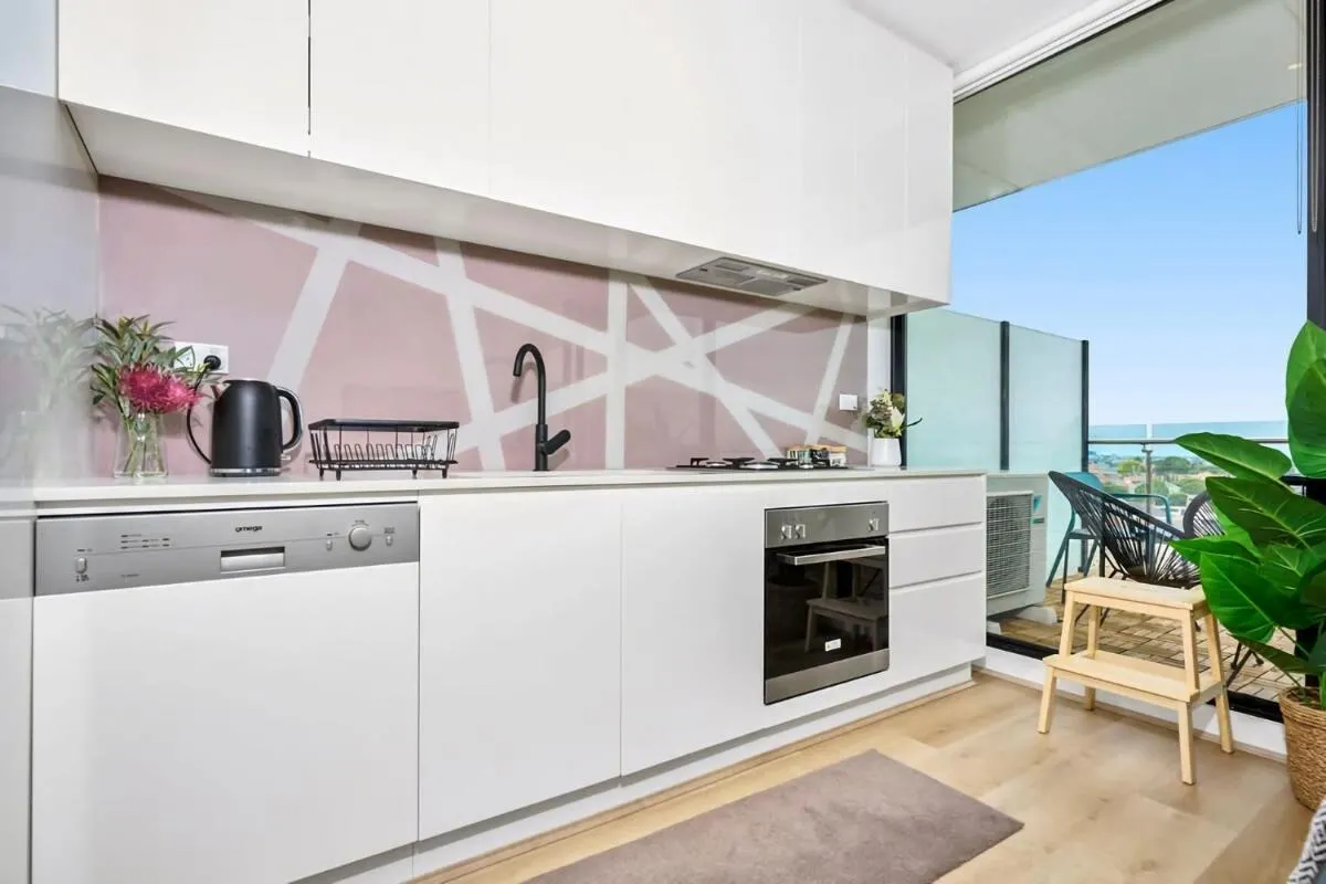 Stylish Urban Retreat Prime Location — 4