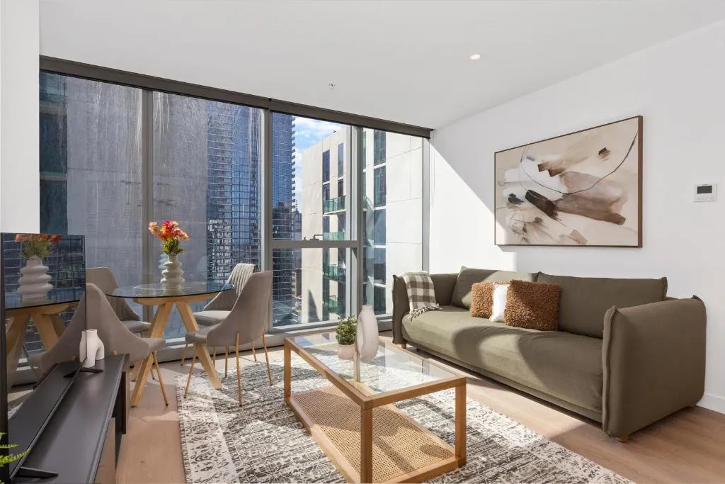 Stylish & Vibrant Apt In Best Location w Gym, Pool