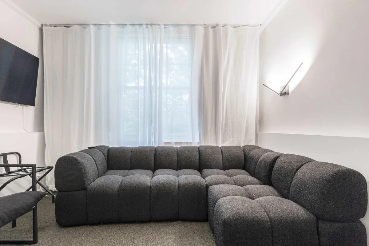 Stylish studio apartment opposite Carlton Gardens — 2