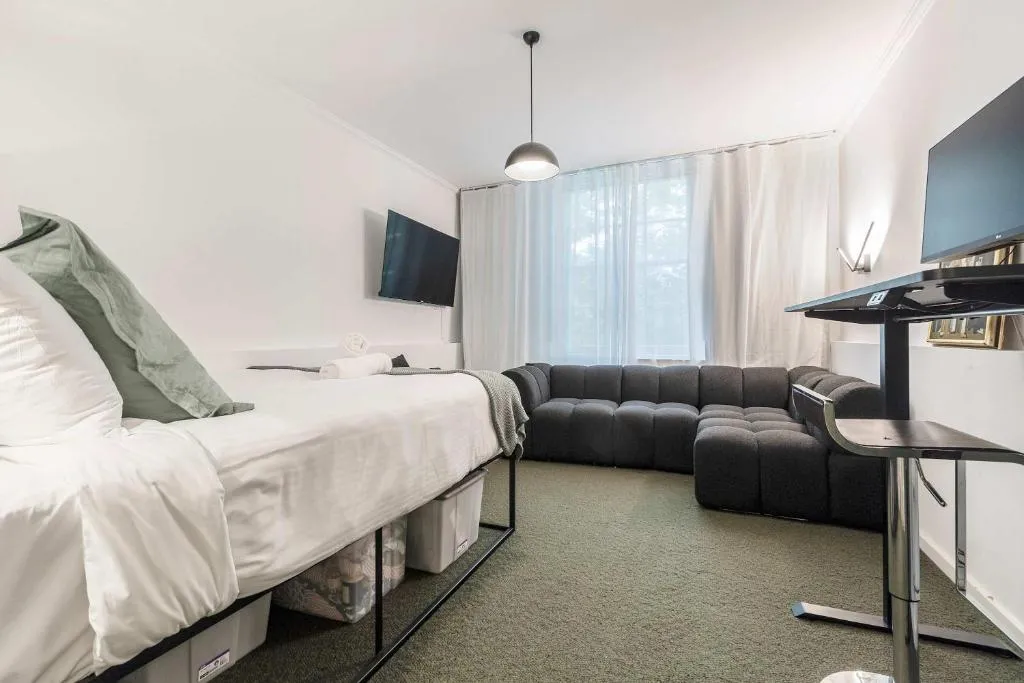 Stylish studio apartment opposite Carlton Gardens