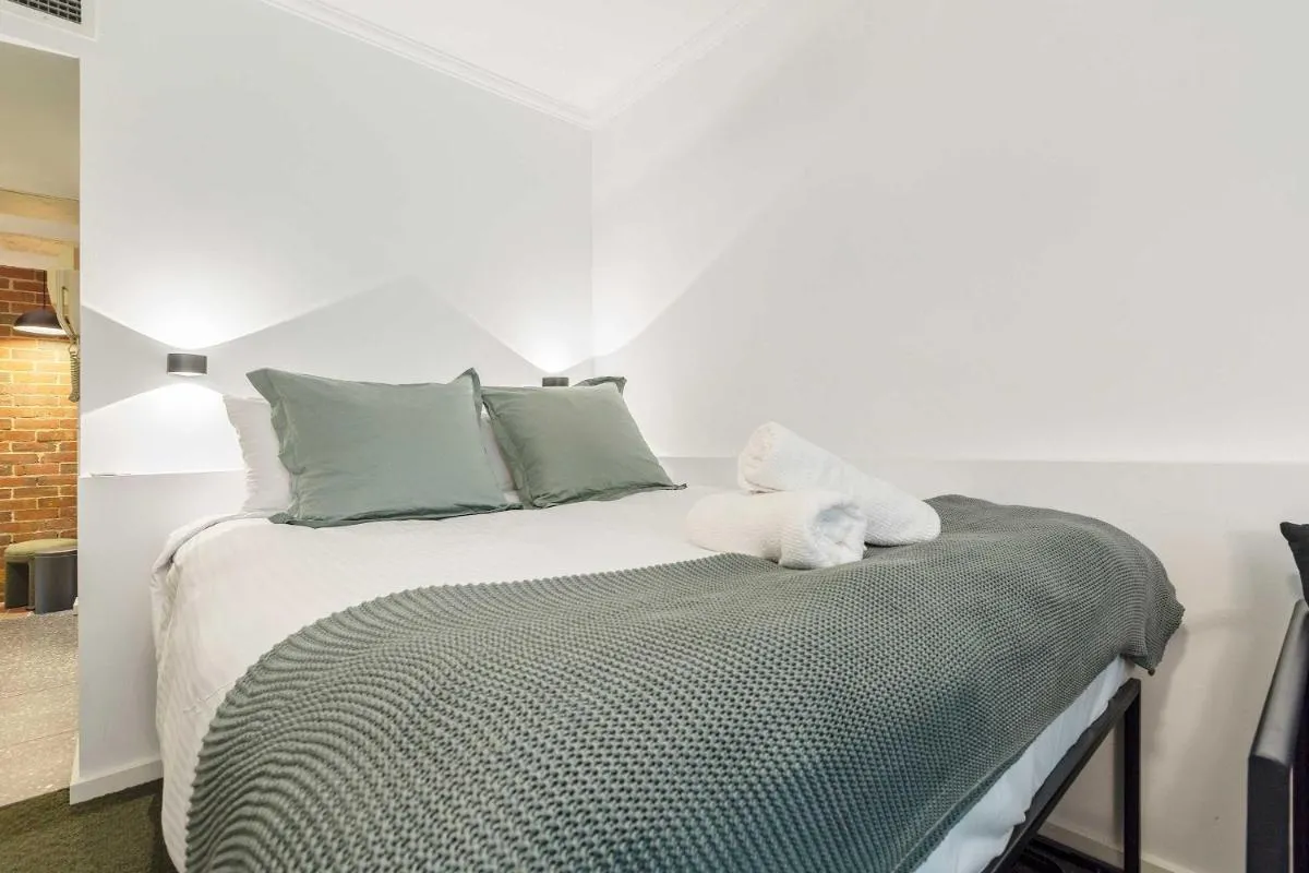 Stylish studio apartment opposite Carlton Gardens — 3