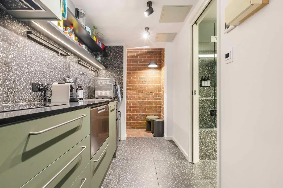 Stylish studio apartment opposite Carlton Gardens — 4