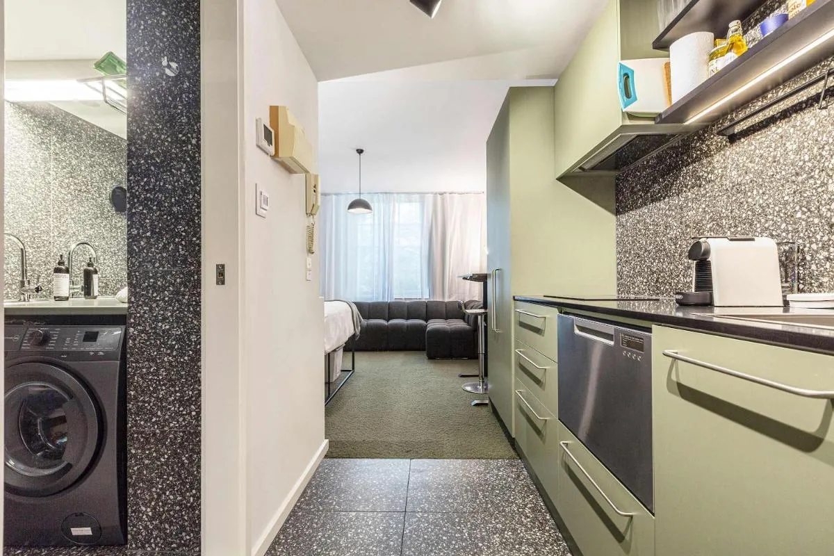 Stylish studio apartment opposite Carlton Gardens — 5