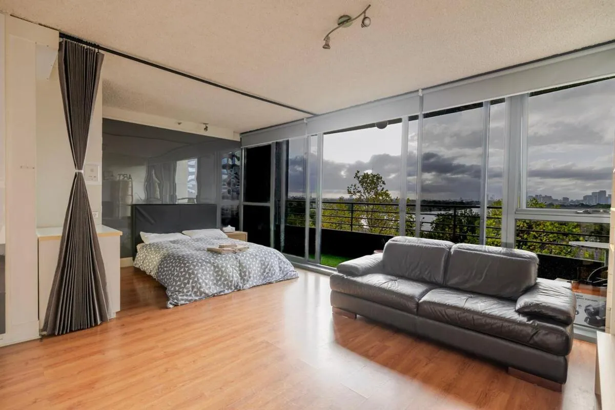 Sunny Retreat & Balcony Near Albert Park — 2