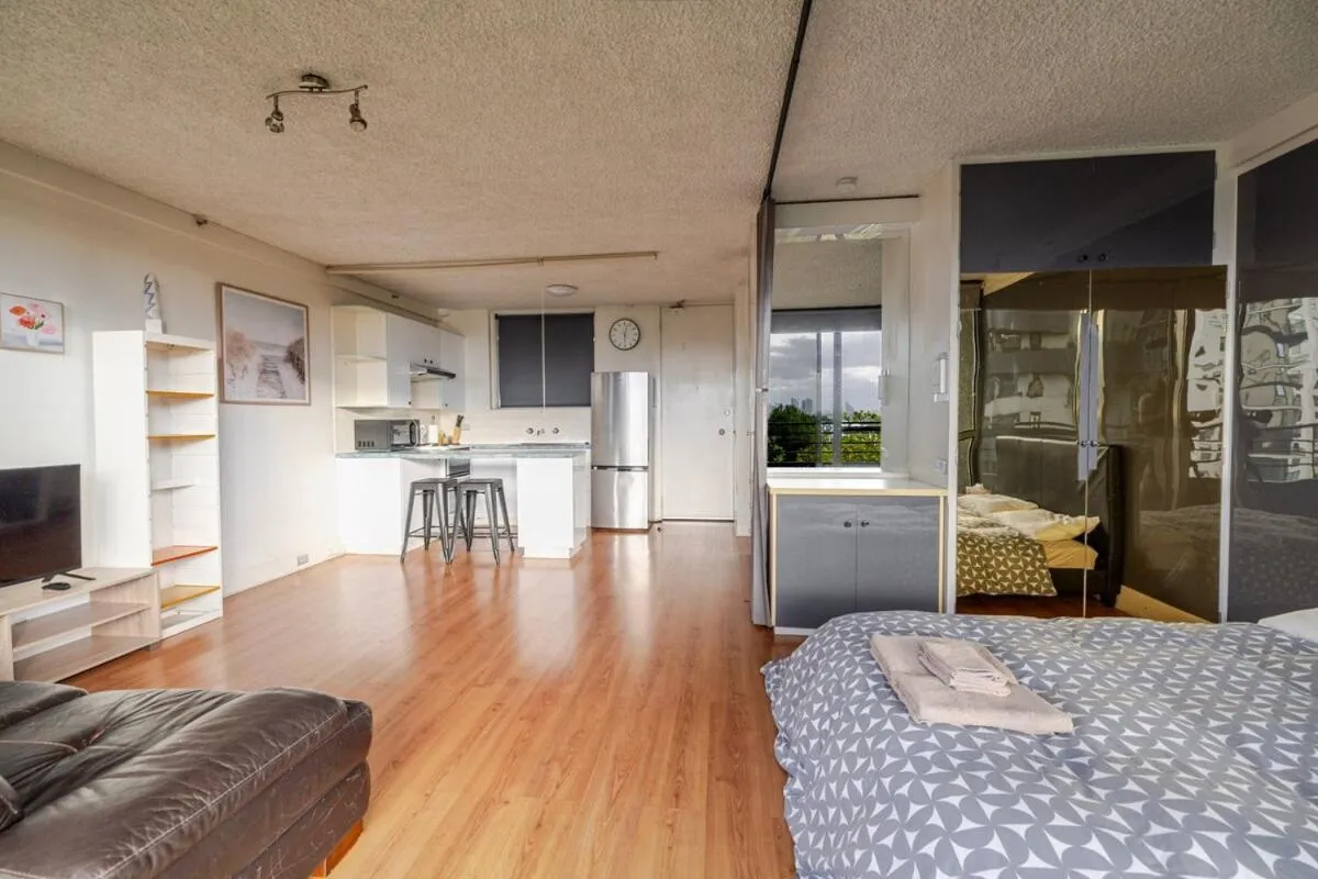 Sunny Retreat & Balcony Near Albert Park — 3