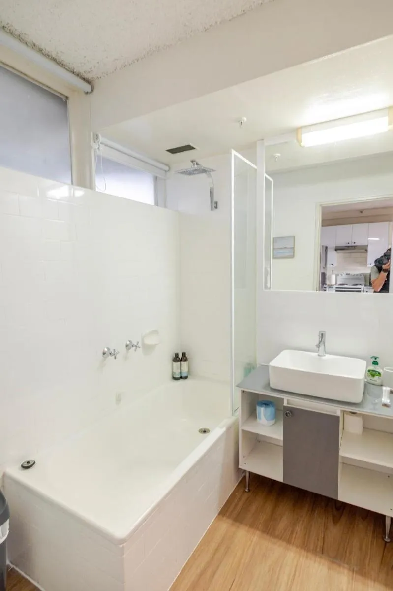 Sunny Retreat & Balcony Near Albert Park — 4