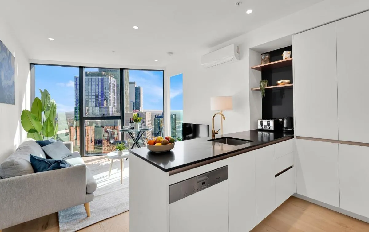 Tallest Building Melbourne Central – Skyline Luxury – Aurora Apartment with Epic Views & Pool Access — 4