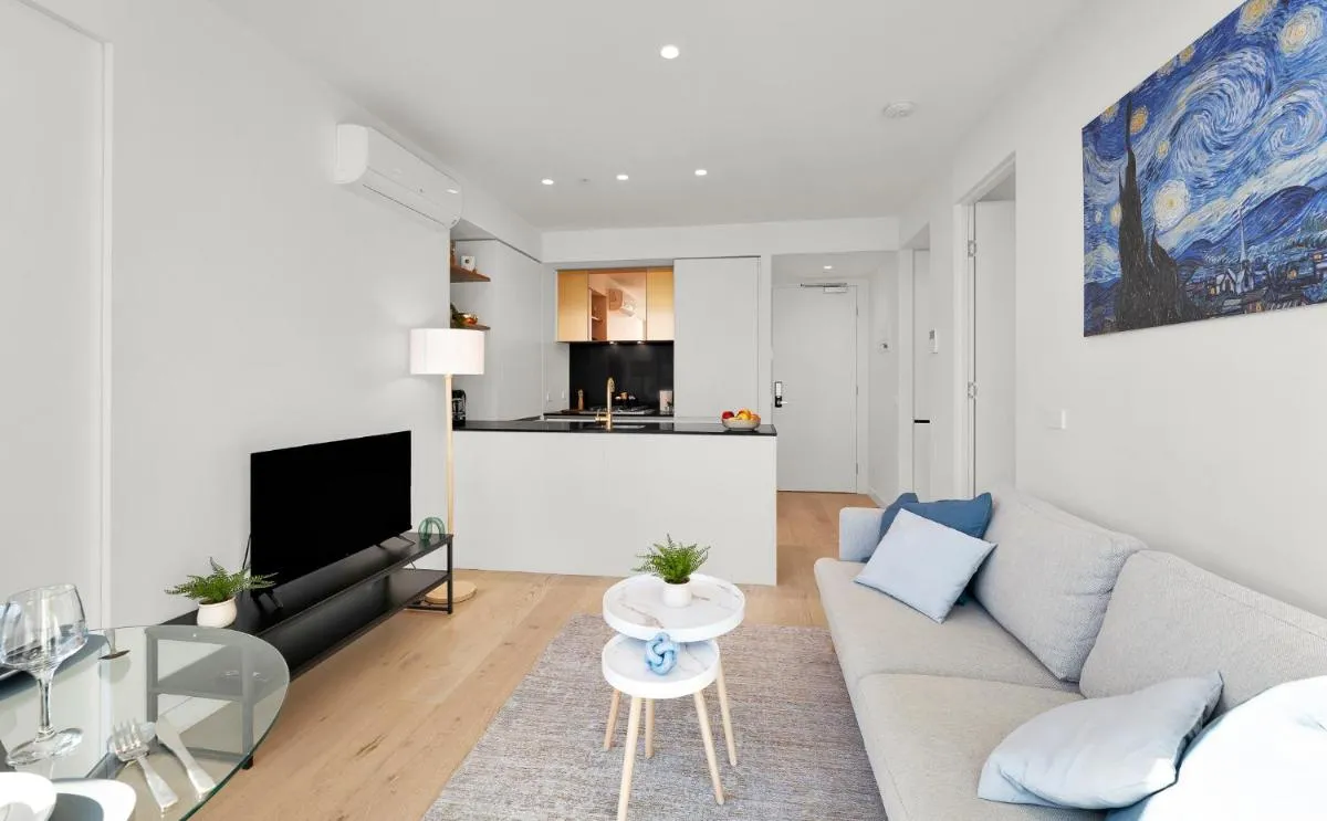 Tallest Building Melbourne Central – Skyline Luxury – Aurora Apartment with Epic Views & Pool Access — 5