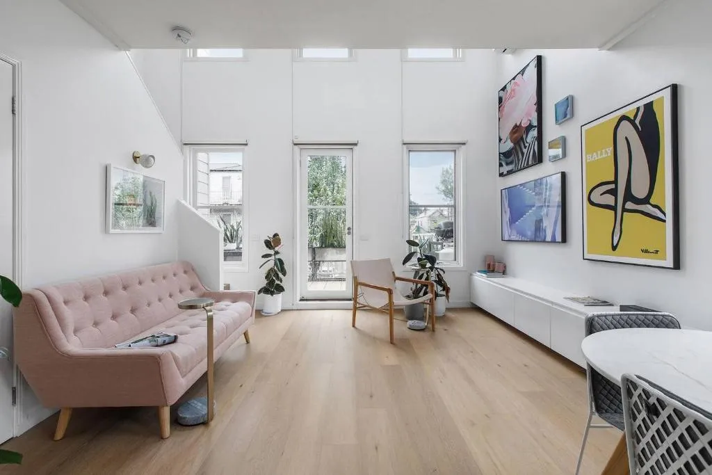 ‘The Loft’ A Chic City-fringe Balcony Hideaway