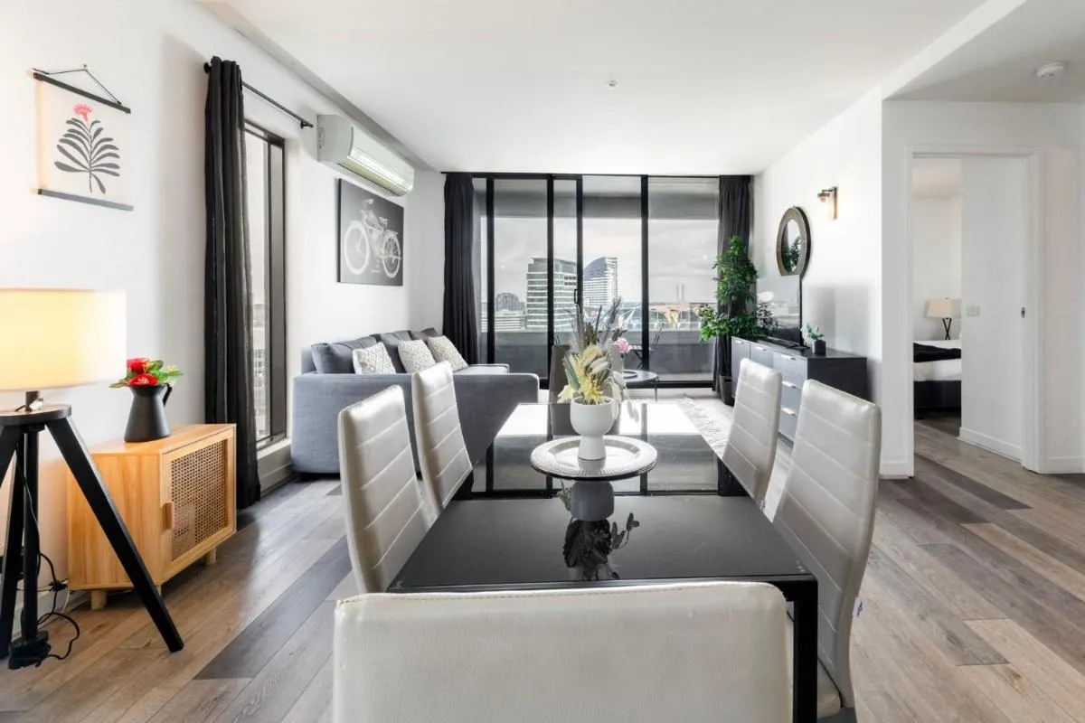 Trendy 2BR with Pool, Gym & Carpark in Prime Spot — 5