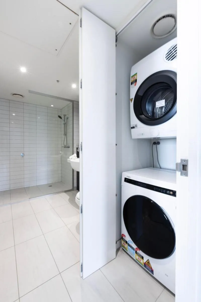 Trendy 2BR with Pool, Gym & Carpark in Prime Spot — 4