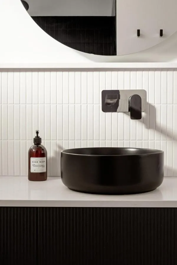 Trendy Elwood Apartment — 4