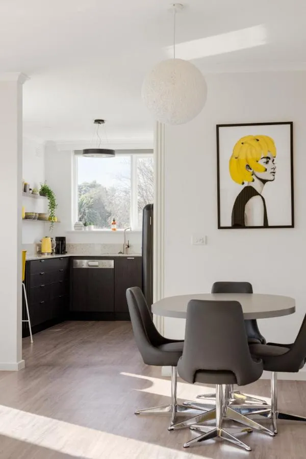 Trendy Elwood Apartment — 5