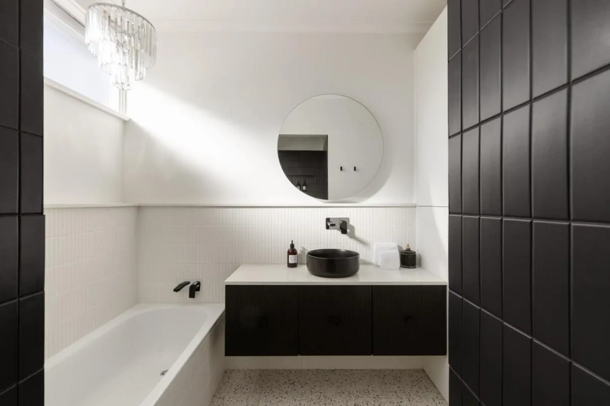 Trendy Elwood Apartment — 2