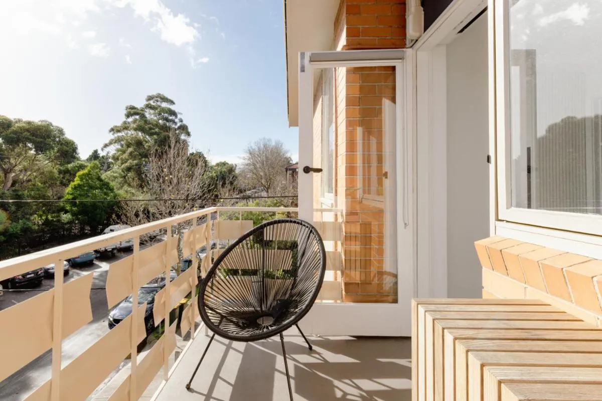 Trendy Elwood Apartment — 3