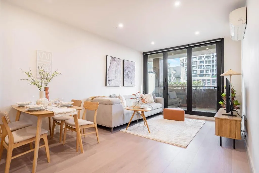 Unparalleled City Convenience 2BR apt Free Parking #EQ07