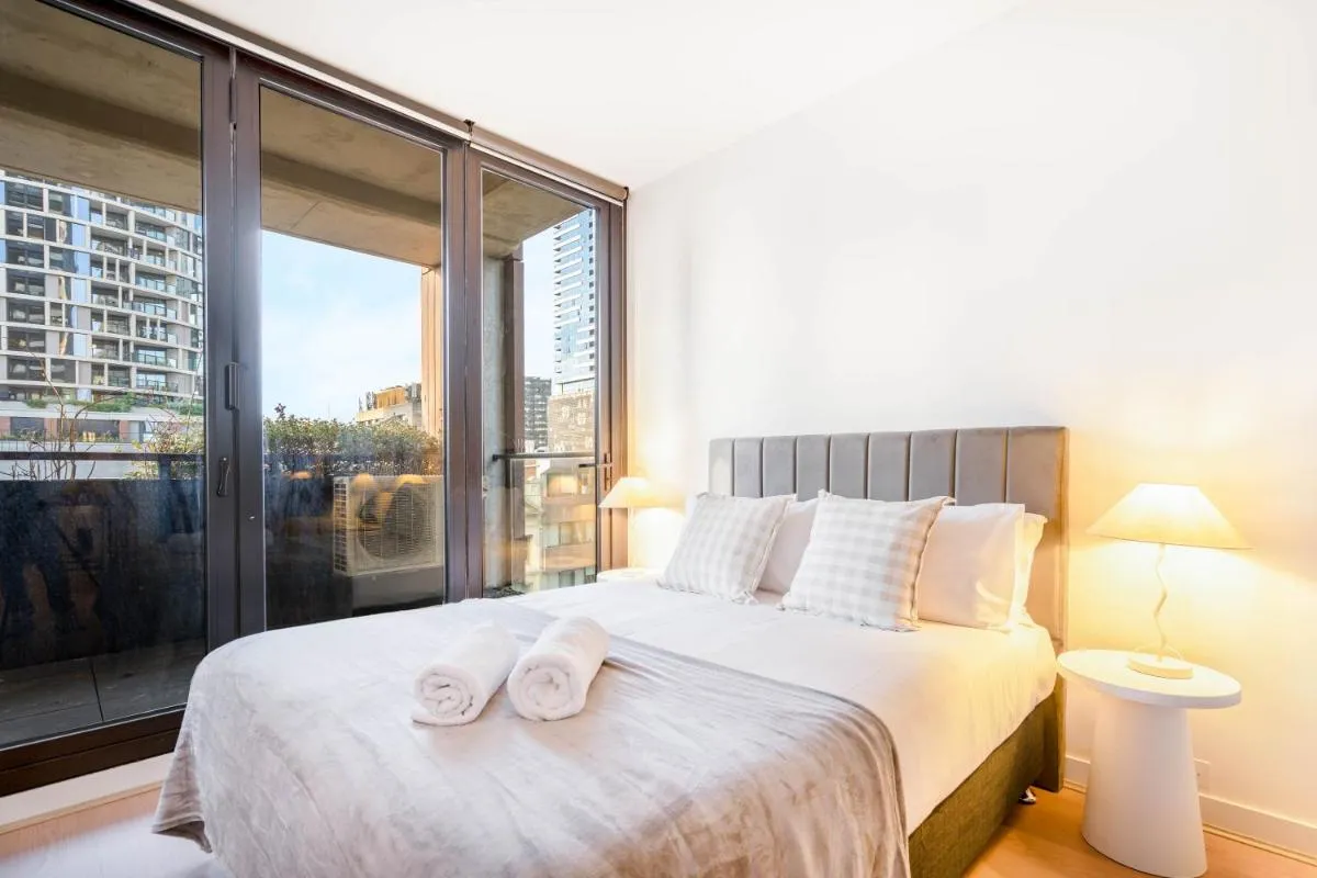 Unparalleled City Convenience 2BR apt Free Parking #EQ07 — 2