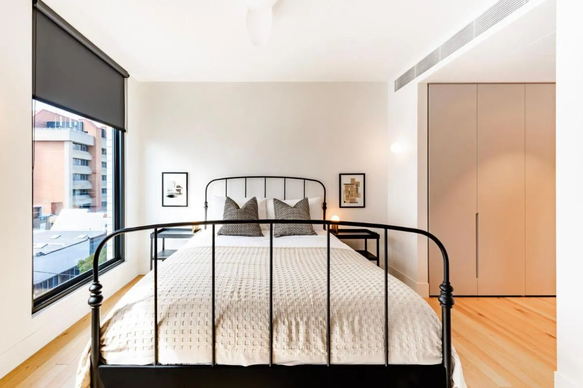 Upscale Collingwood Retreat – High-End Apartment with Car Park — 2