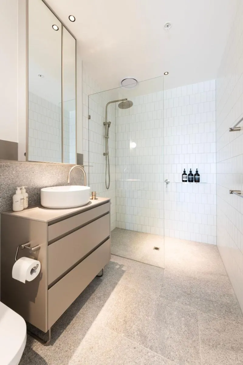 Upscale Collingwood Retreat – High-End Apartment with Car Park — 4
