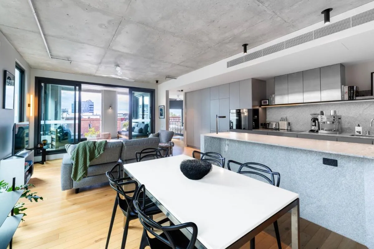 Upscale Collingwood Retreat – High-End Apartment with Car Park — 3