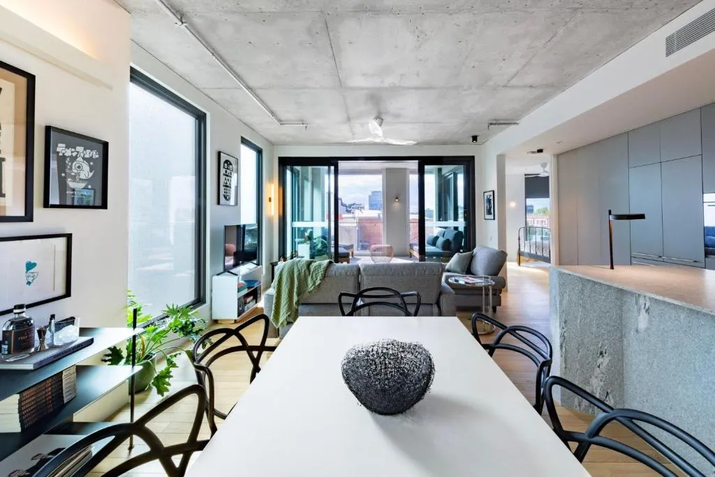Upscale Collingwood Retreat – High-End Apartment with Car Park