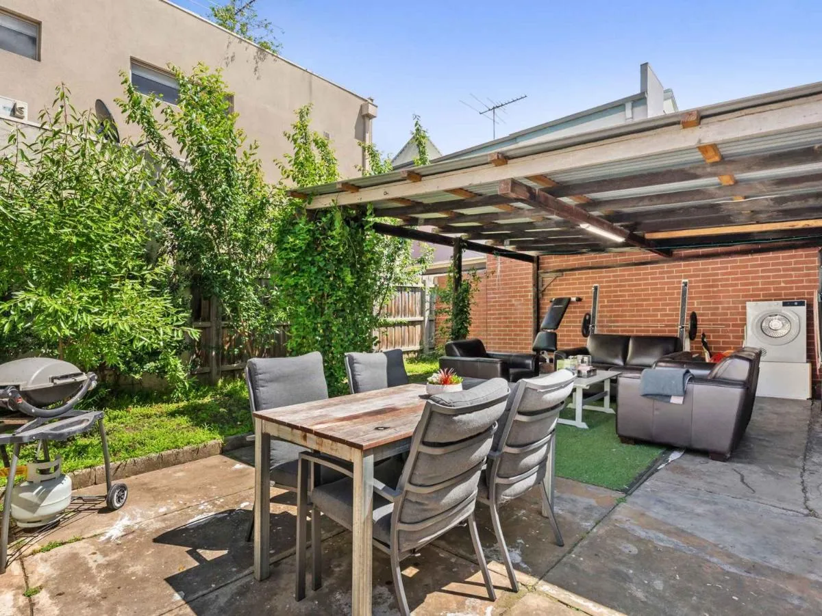 Walk to the MCG & AAMI Park – Free Late Checkout – Great location & Backyard — 5