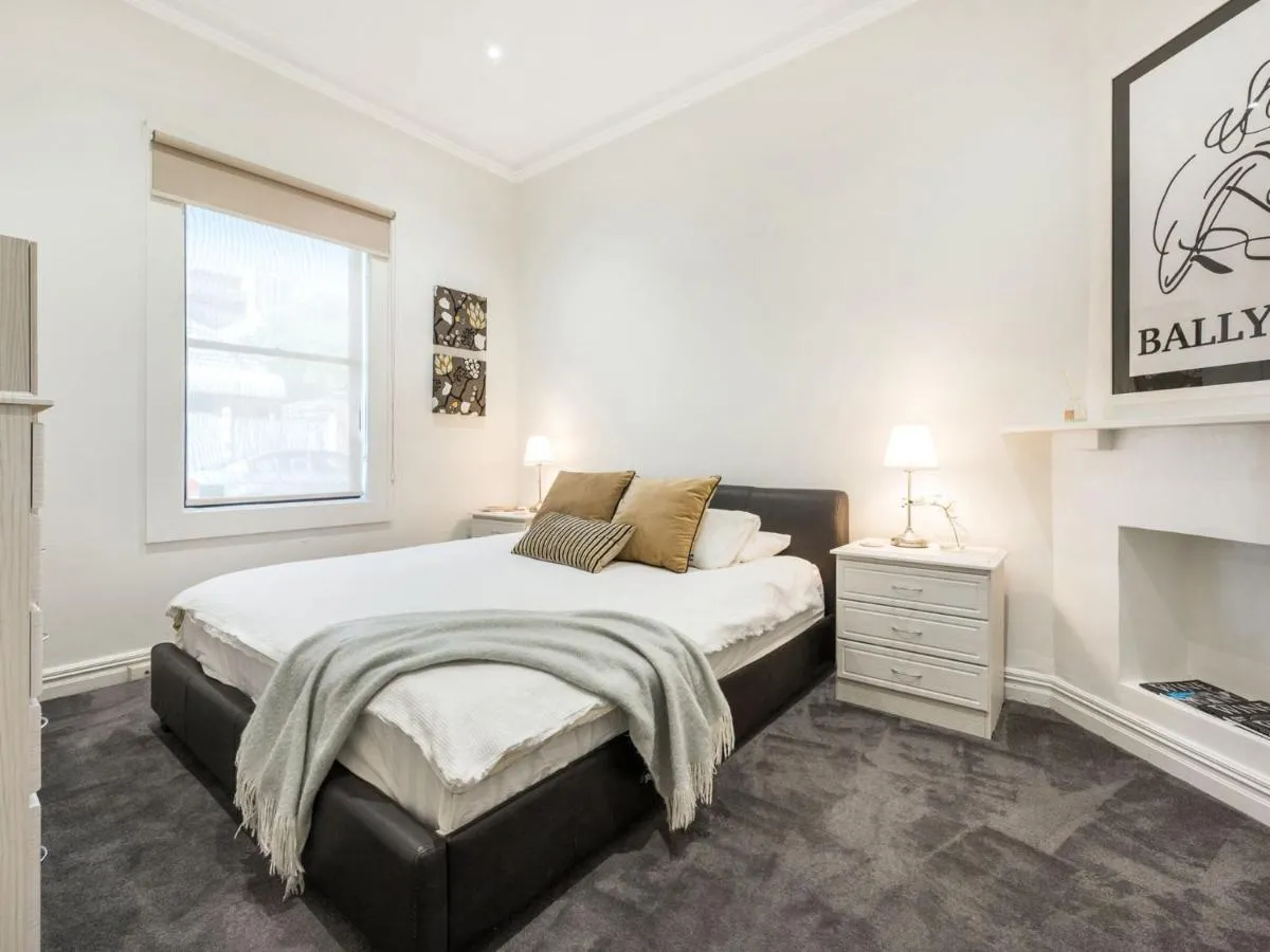 Walk to the MCG & AAMI Park – Free Late Checkout – Great location & Backyard — 2