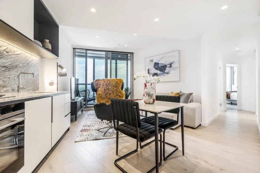 West Side Contemporary Pad in Shopping Precinct