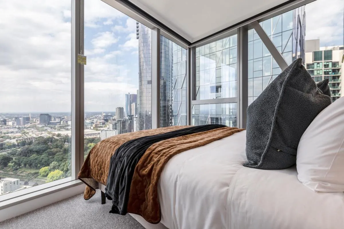 West Side Contemporary Pad in Shopping Precinct — 2