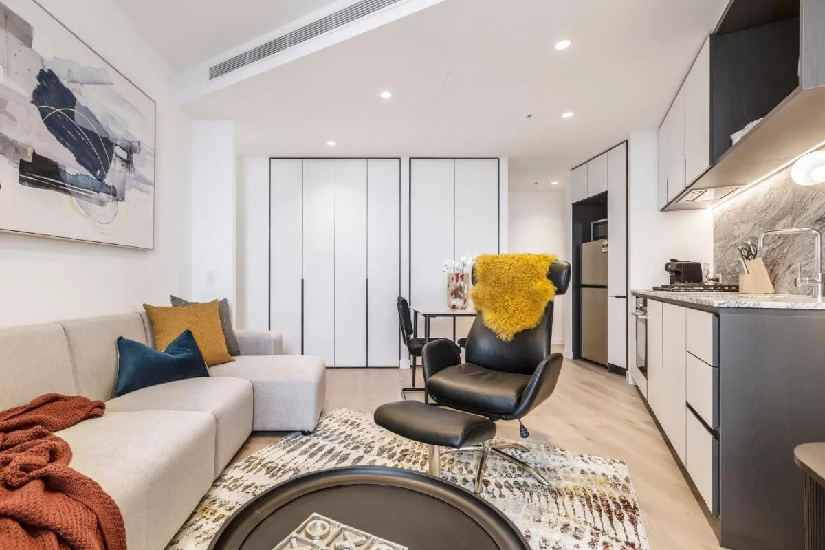 West Side Contemporary Pad in Shopping Precinct — 5