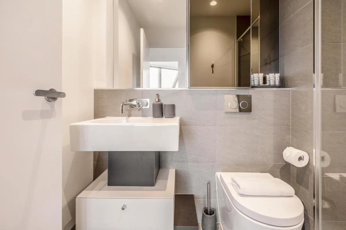 West Side Contemporary Pad in Shopping Precinct — 3
