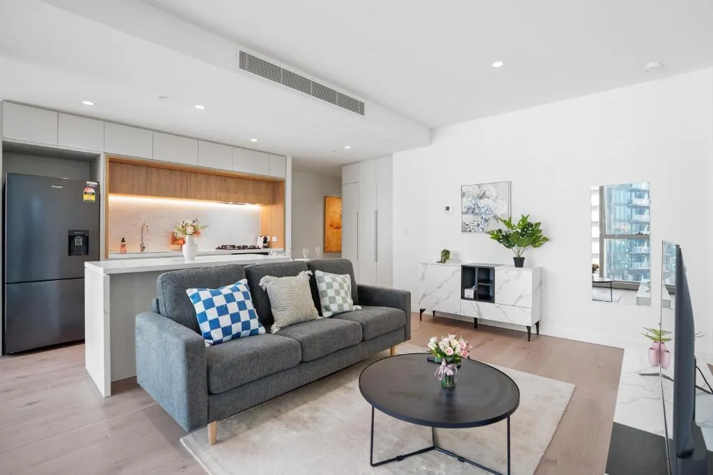 West Side Place 2 Bed 2 Bath Family Home with Pool Sauna Gym