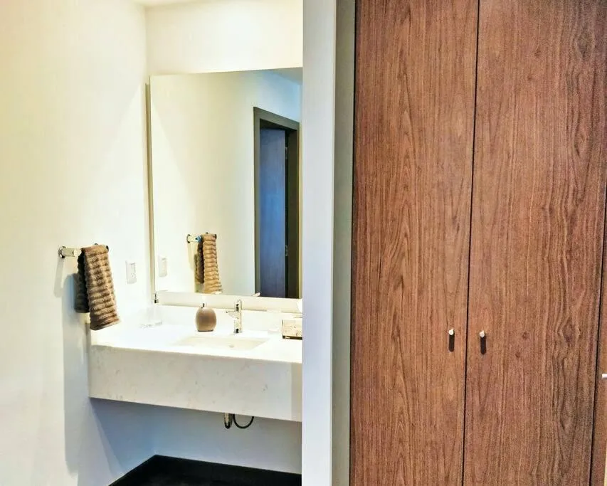 Image 2 of Beautiful Hi-rise, King size, HS Wi-Fi, pool, gym