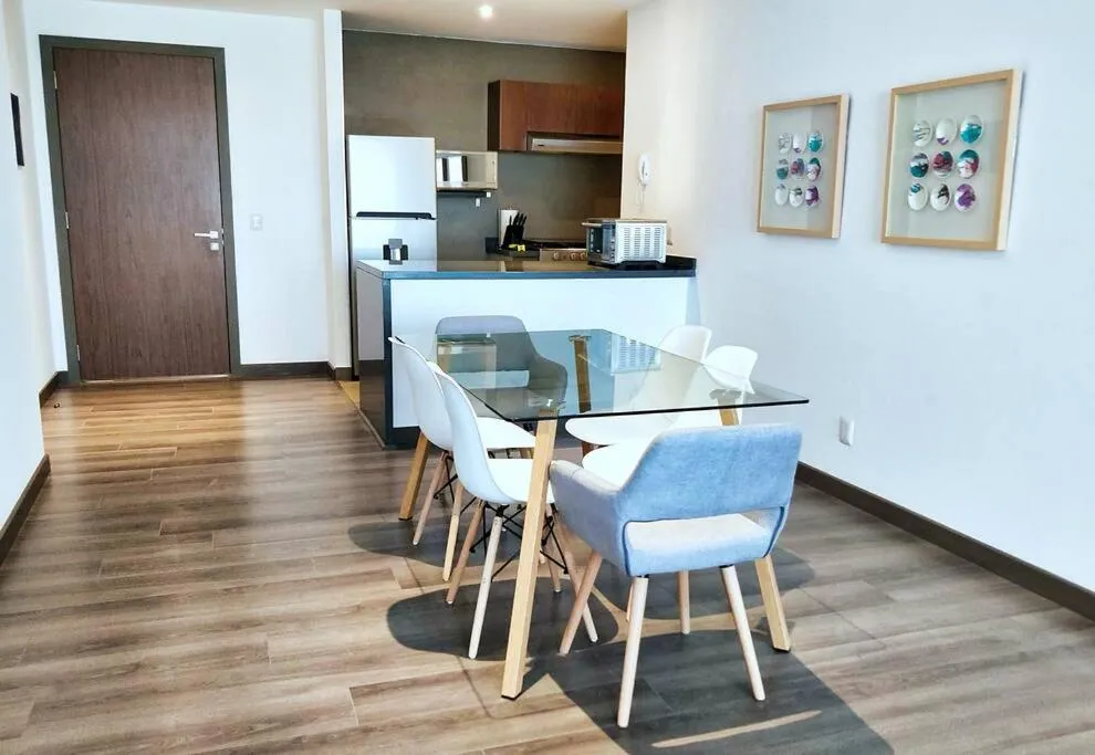 Image 4 of Beautiful Hi-rise, King size, HS Wi-Fi, pool, gym