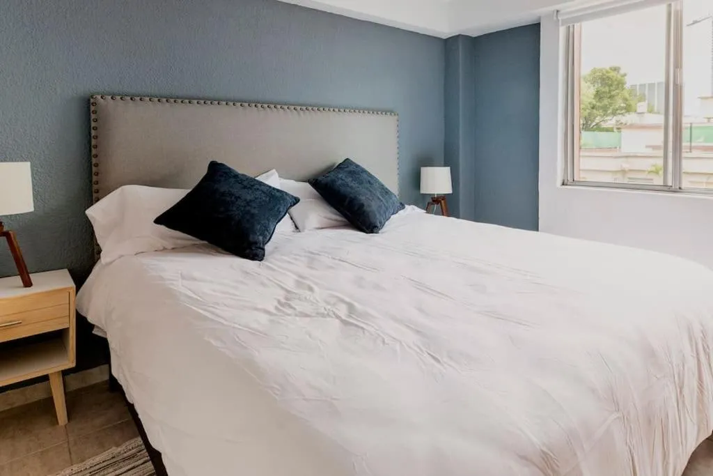 Image 5 of Big & comfy, king and Queen-size beds, and parking lot