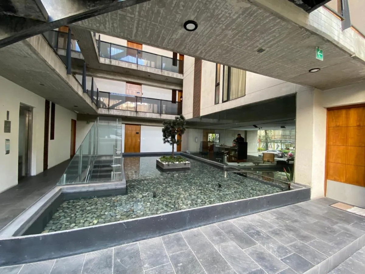 Image 3 of Chicago House