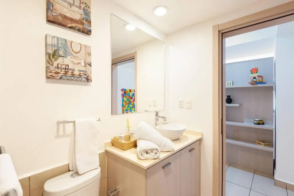 Image 2 of Lavish & Vibrant Apt. Bellas Artes Palace and Park View
