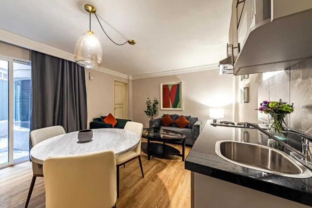 Image 3 of Suites Newton