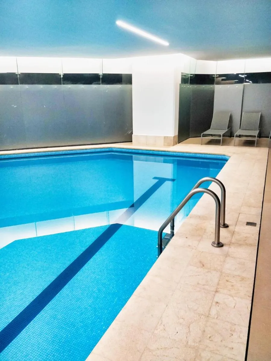 Image 4 of Stylish High-rise Ks Bed, Pool!