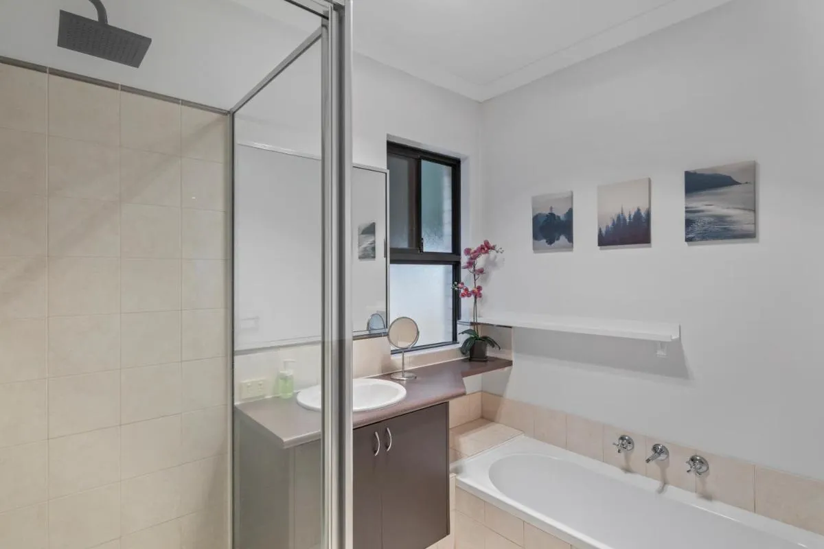 13 Family Home In Morley Sleeps 6 Comfortably - 3