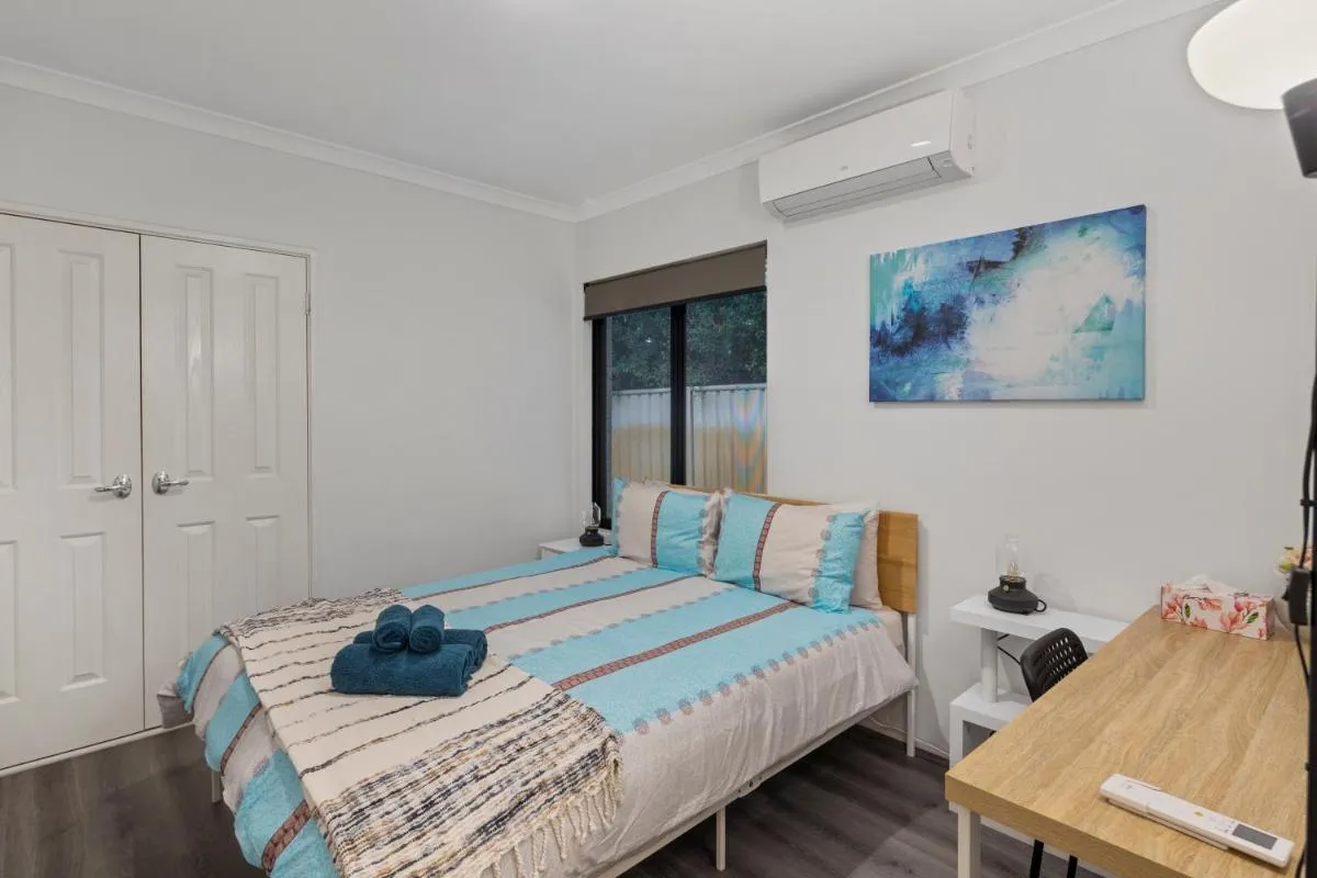 13 Family Home In Morley Sleeps 6 Comfortably - 2