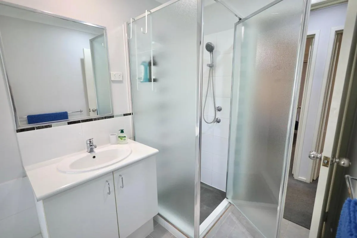26 Simple Family Home Mirrabooka Sleeps 5 - 3