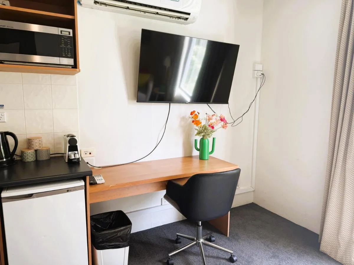 303 Cheerful City Central Crib Sleeps 2 - 2