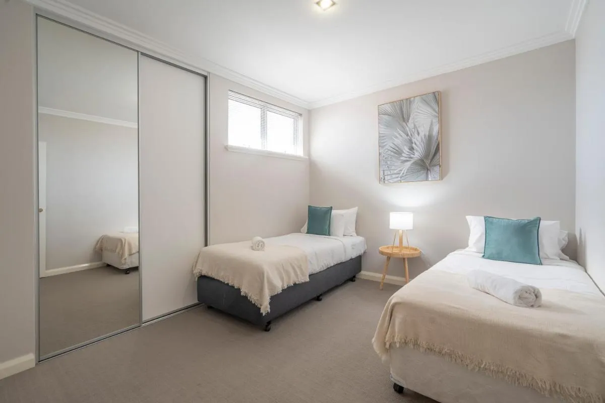 30 Modern & Quiet Retreat -walk To Dining & Shops - 2