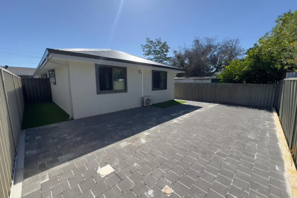B3 Near Airport – Cozy Home, Walk to Shops & Eats